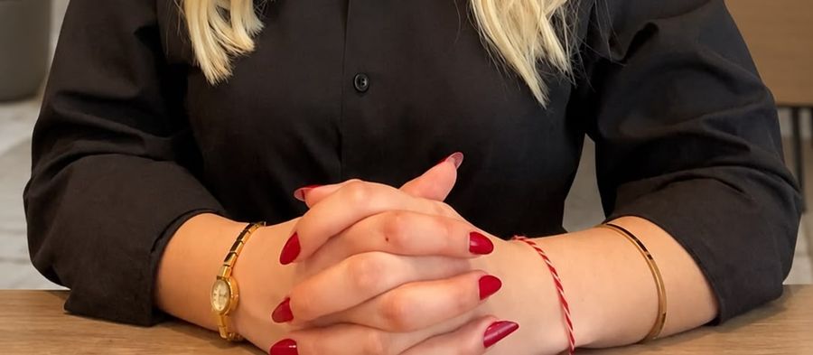 Çalışma masasında kenetlenmiş eller — Psikolojik Danışman Rumeysa Ateş